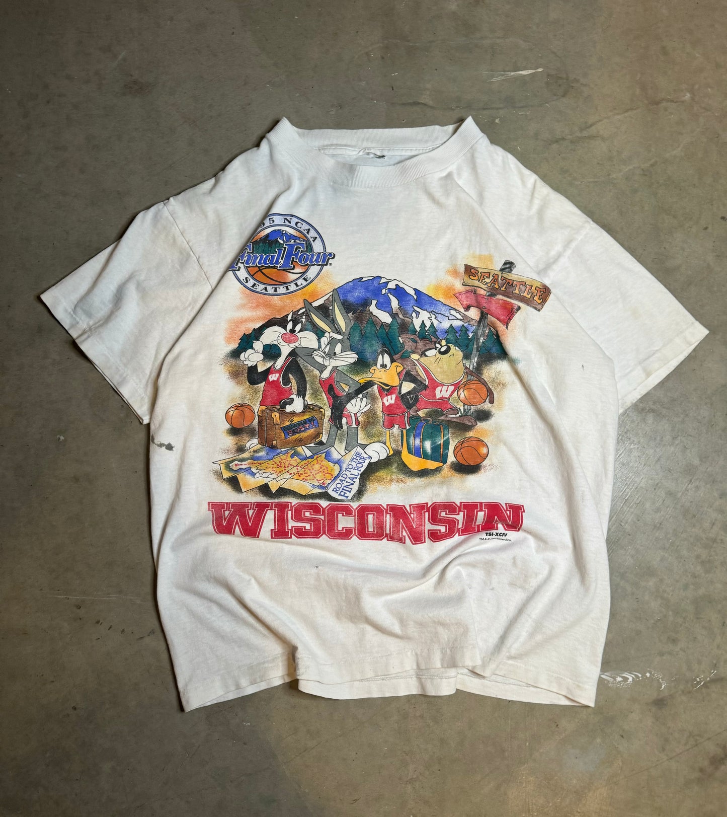 M - Vintage Wisconsin Badgers Basketball Final 4 x Looney Tunes Tee