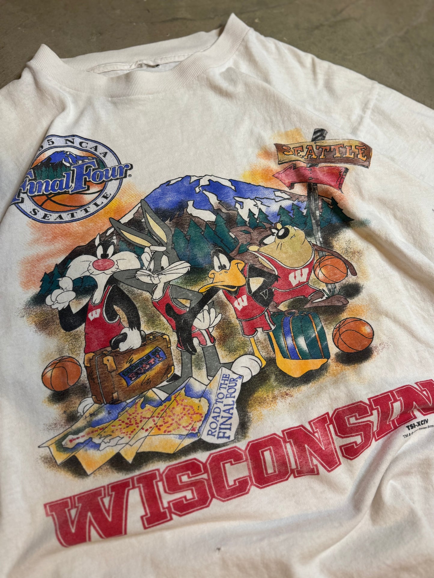 M - Vintage Wisconsin Badgers Basketball Final 4 x Looney Tunes Tee