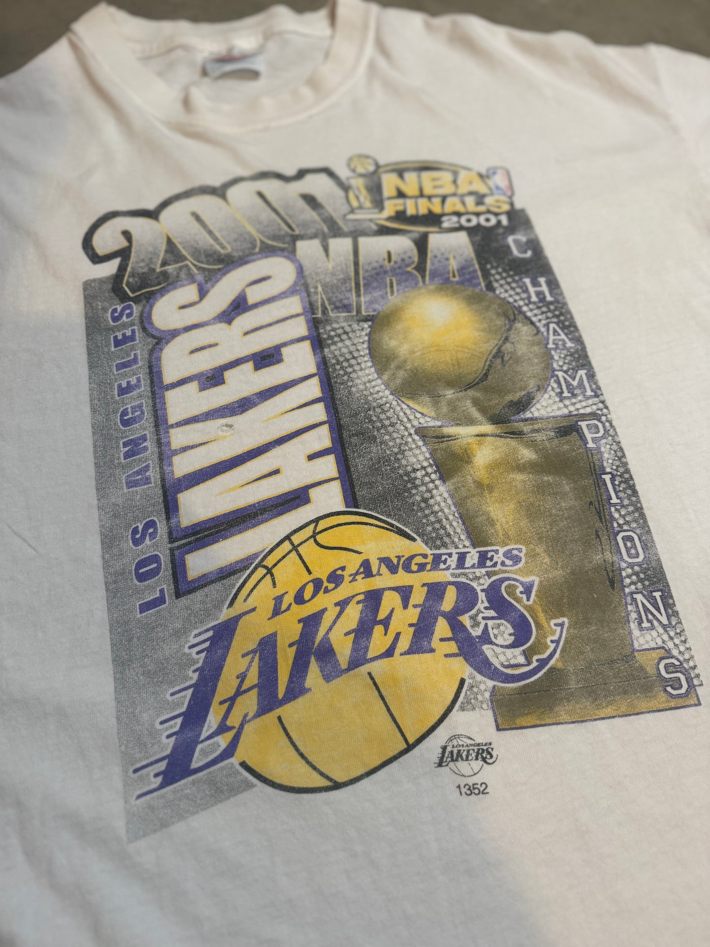 XL-01’ Vintage Los Angles Lakers Vintage Tee