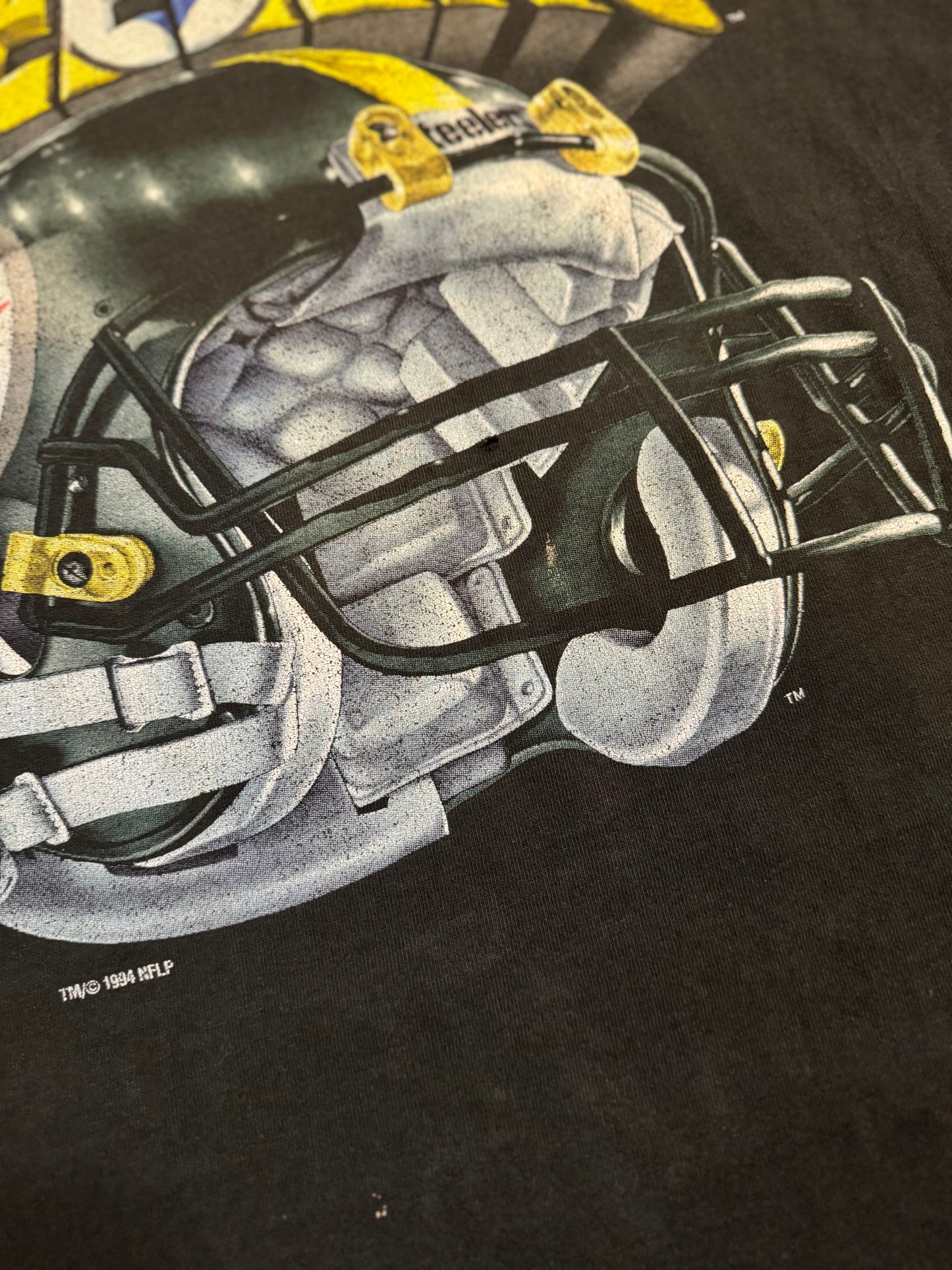 XL-90s Pittsburg Steelers vintage Helmet tee