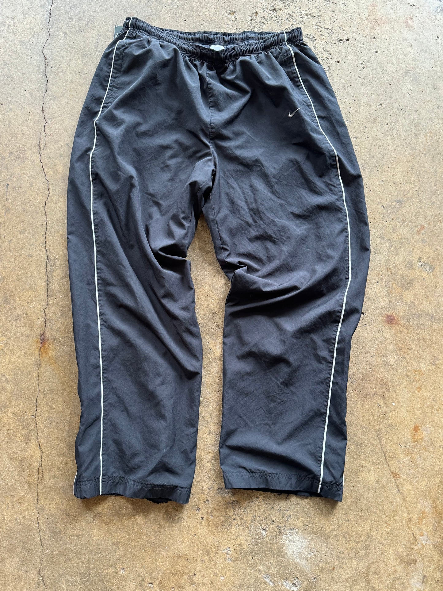 XL - Vintage Back Nike paracute Pants