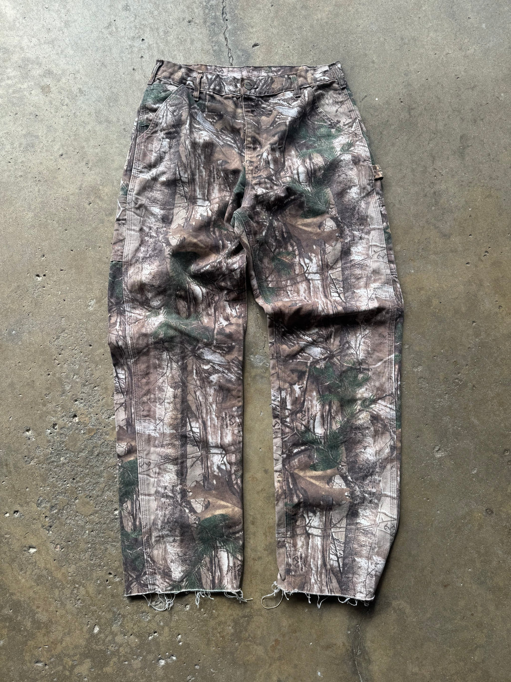 (34) 00s Camo Carhartt Carpenter Pants