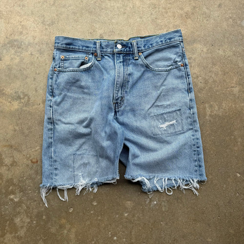 (32') 00s Distressed and Patched Levi Jorts