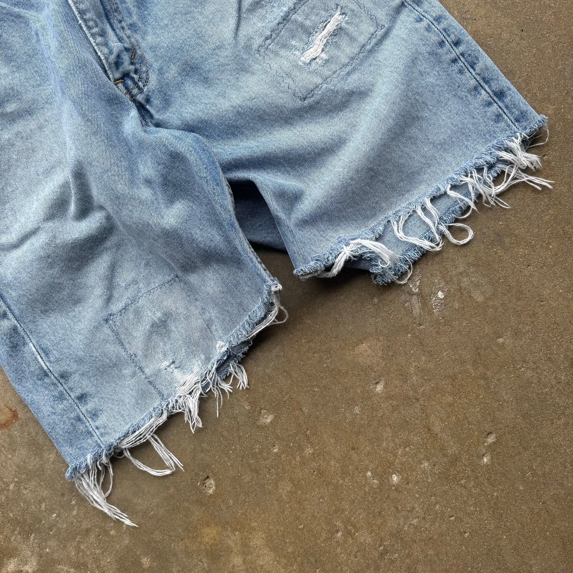 (32') 00s Distressed and Patched Levi Jorts