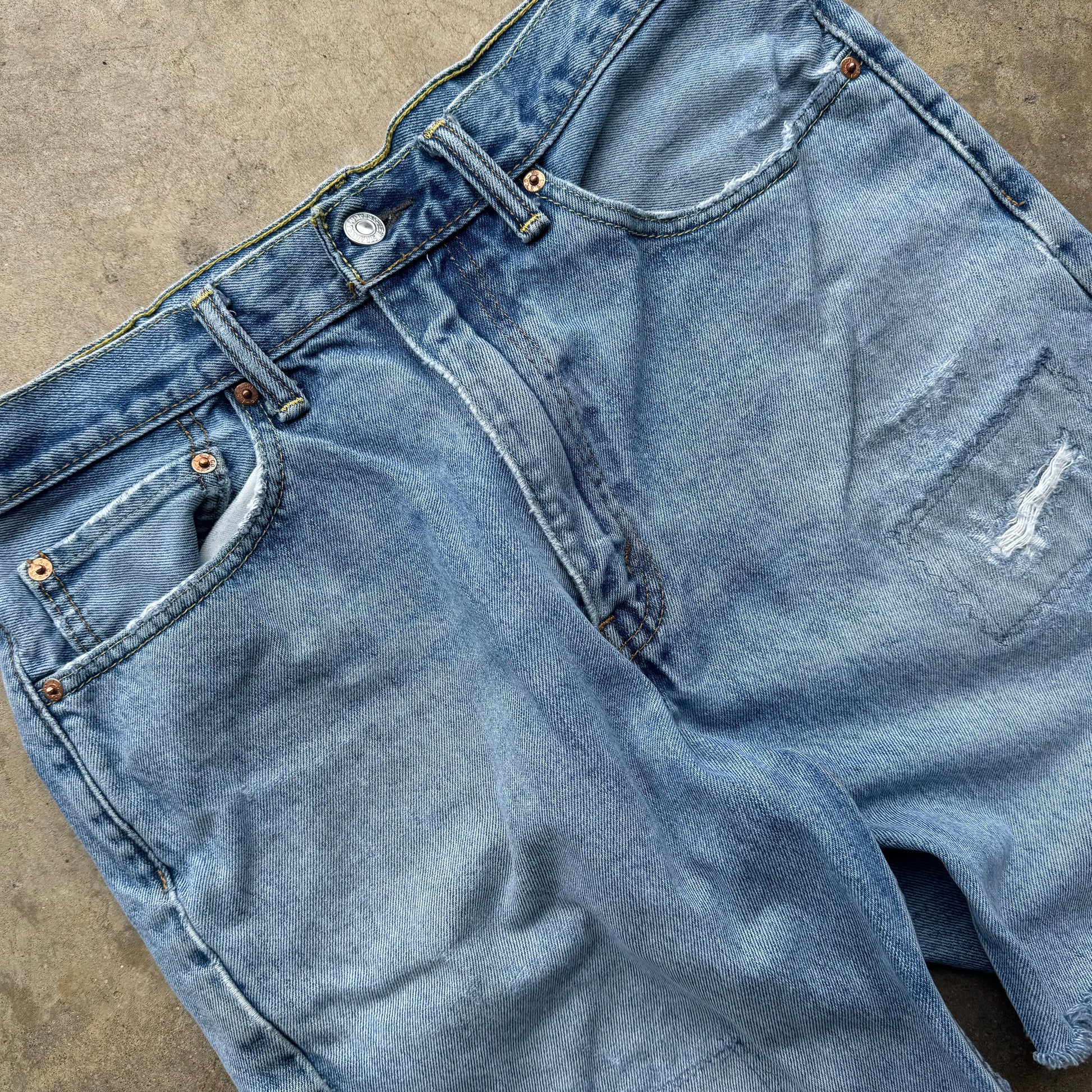 (32') 00s Distressed and Patched Levi Jorts