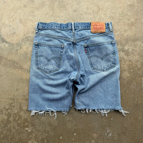 (32') 00s Distressed and Patched Levi Jorts