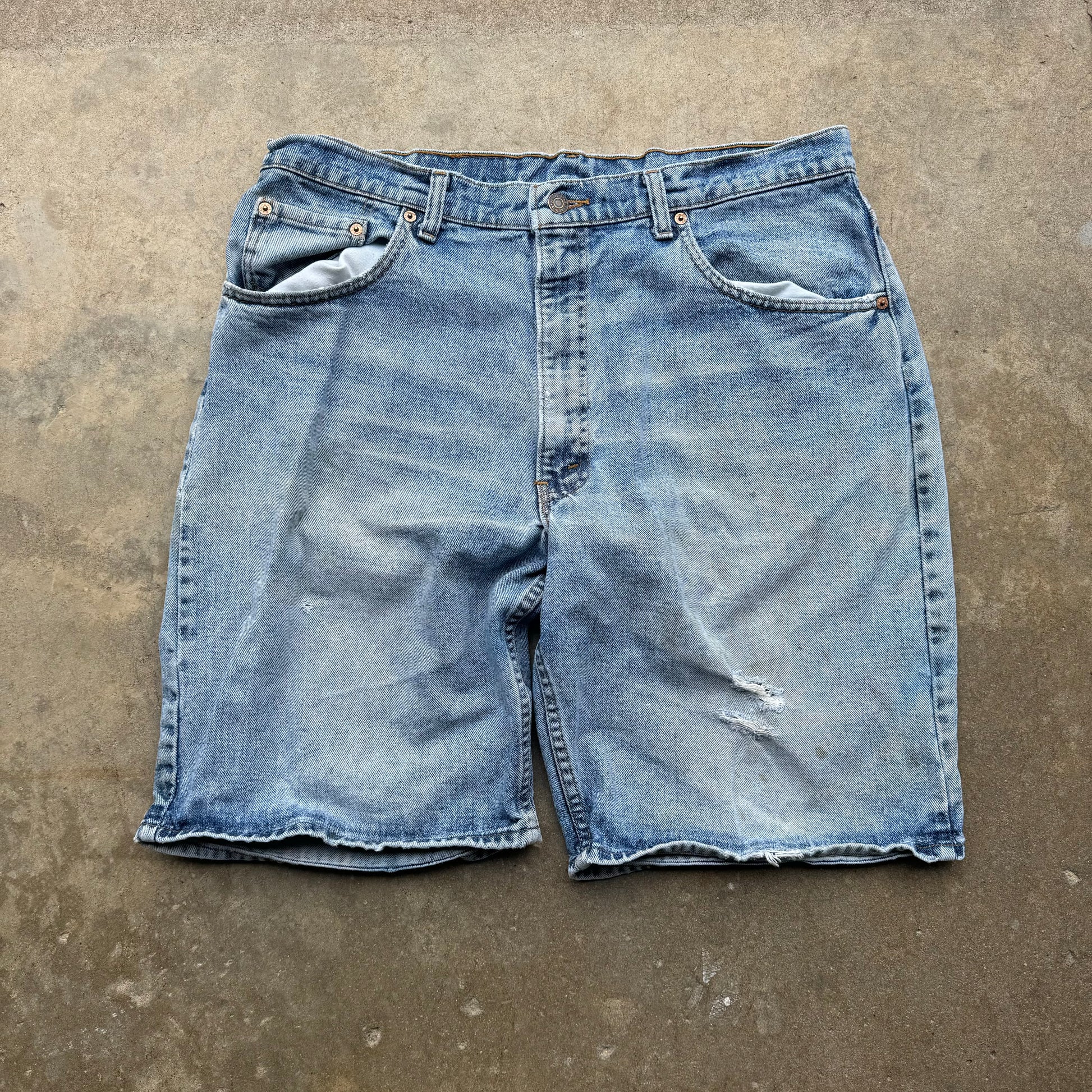 (38') 00s Levi Faded and Distressed Jorts