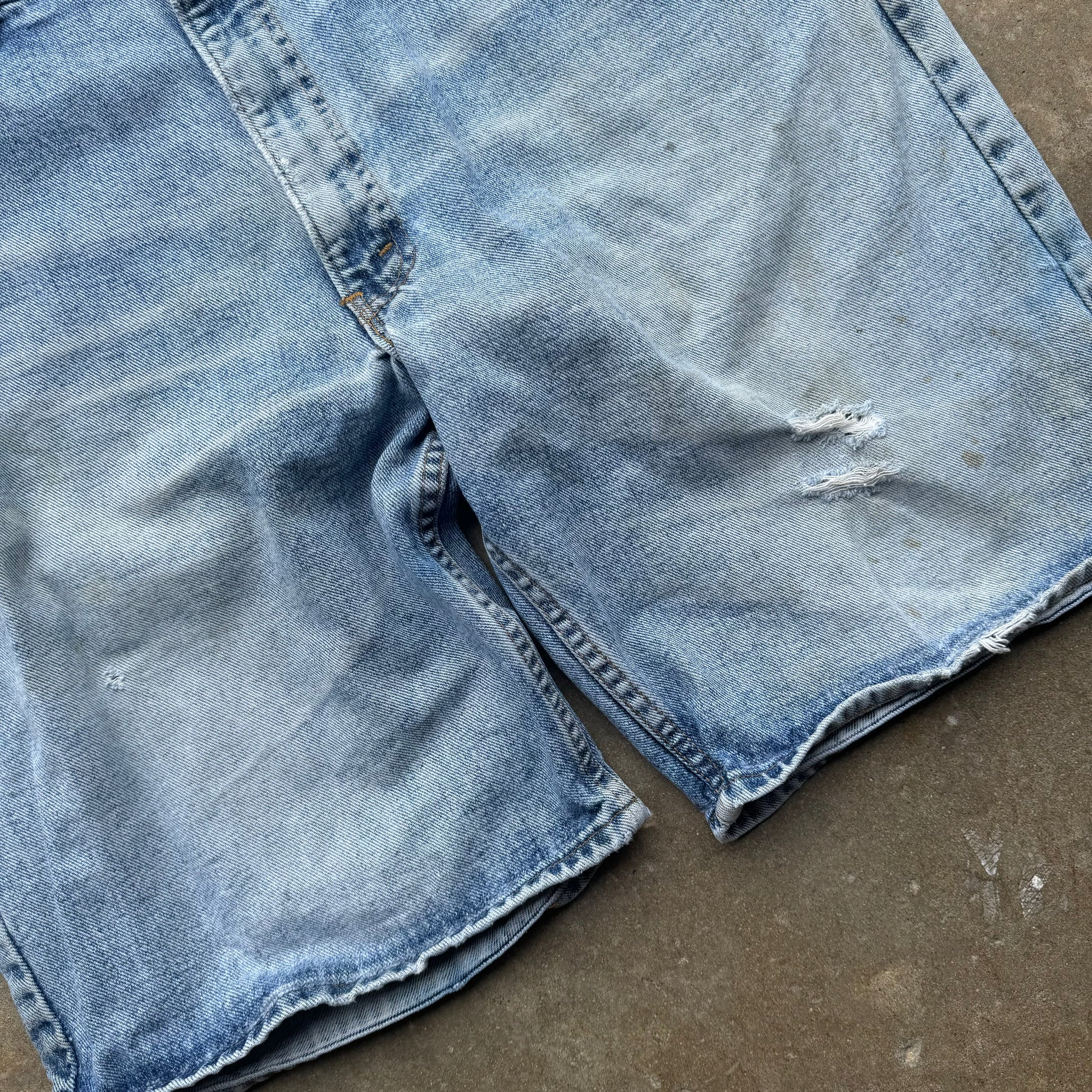 (38') 00s Levi Faded and Distressed Jorts