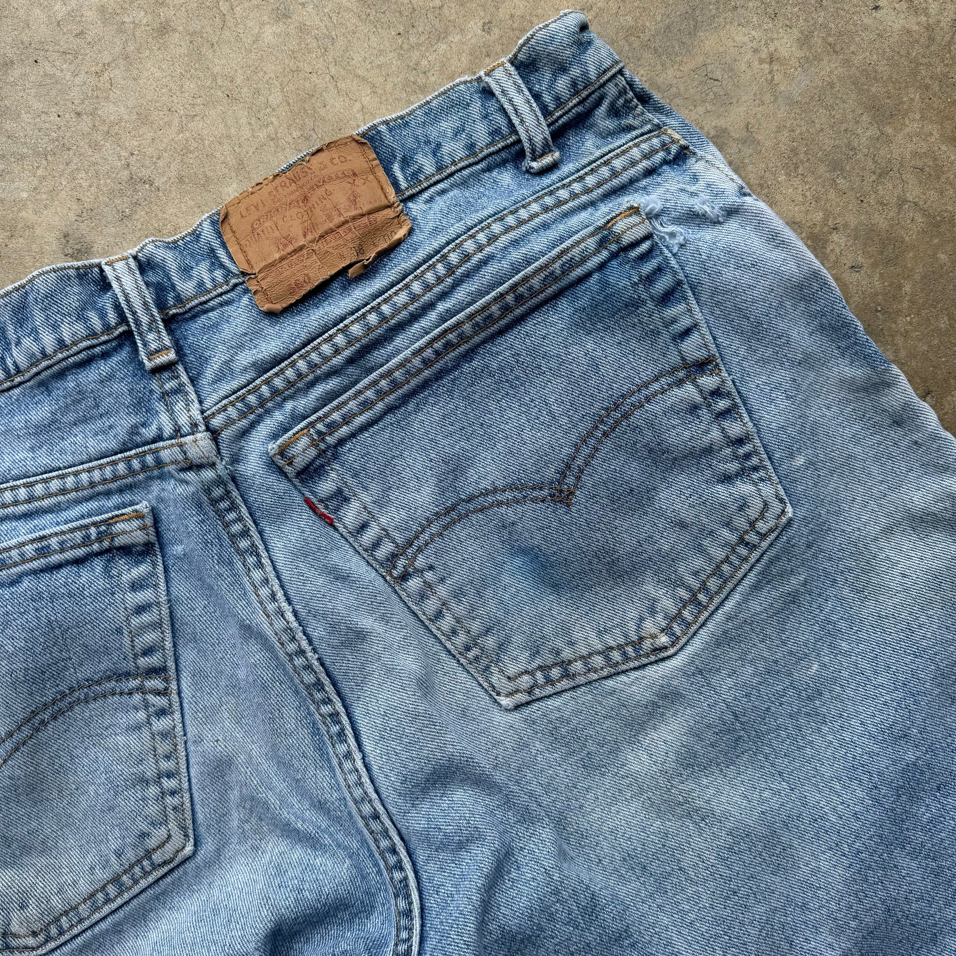 (38') 00s Levi Faded and Distressed Jorts
